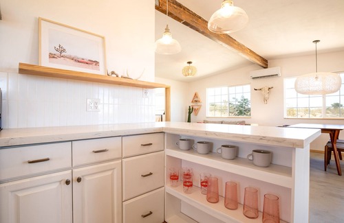 Yucca Valley House | 🌵Flamingo Ranch With a Dreamy Desert Design & Hot Tub🌵