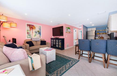Englewood House | Flamingo's Nest