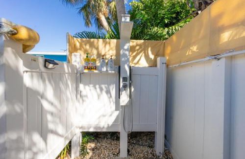 Englewood House | Flamingo's Nest