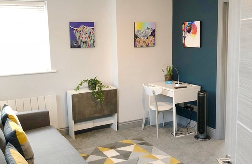 Beaconsfield Apartment | Flat No 3 central Beaconsfield - easy walk to Station, NFTS shops & restaurants