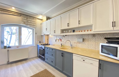 Uskudar Apartment | Flat with Bosphorus View and Backyard in Uskudar