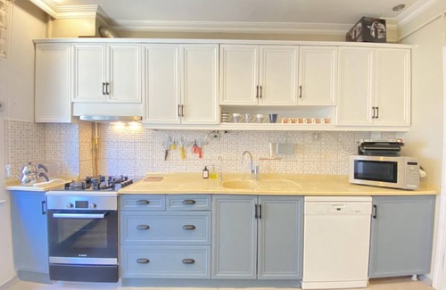 Uskudar Apartment | Flat with Bosphorus View and Backyard in Uskudar
