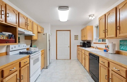 Woods Bay House | Flathead Lake Retreat-Walk to the lake!