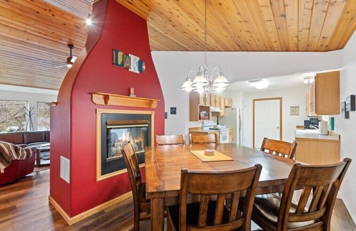 Woods Bay House | Flathead Lake Retreat-Walk to the lake!