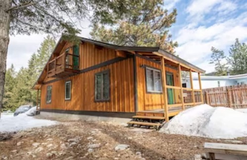 Woods Bay Cabin | Flathead Moose Getaway Cabin - 1 mile to a Flathead Lake Beach