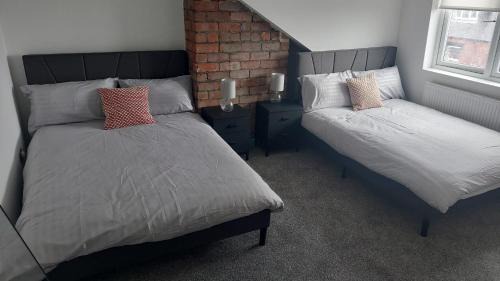 Harehills Apartment | Florence 4 Bedroom house, sleeps 14