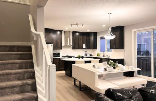 Southwest Calgary House | Flowealth Property Luxury Villa Near Lake Netflix TV Wifi