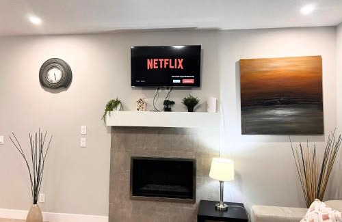Southwest Calgary House | Flowealth Property Luxury Villa Near Lake Netflix TV Wifi
