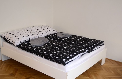 Nusle Apartment | Flower - modern apartment in the center of Prague (Nusle) with art exhibition