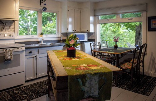 Kings County Other | Foot of the Mountain Farmhouse-New Upgrades! Air conditioning!