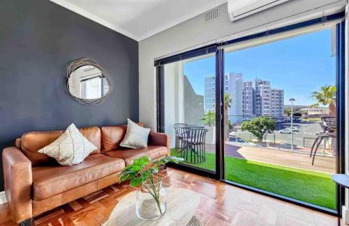 Three Anchor Bay Apartment | Footsteps to Promenade +Inverter + pets