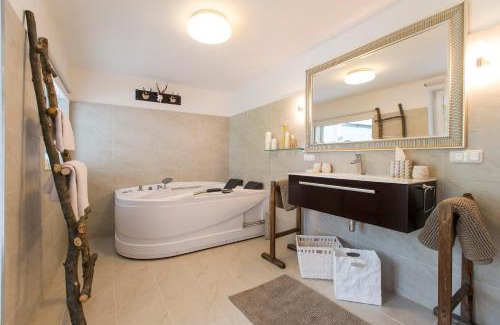 Golling an der Salzach House | Forest Chalet, 15 min to salzburg olt town, and most beautiful lakes, secluded location, 1,000 sqm garden, mountainview, panorama sauna, bath whirlpool, BBQ&bikes&sunbeds for free, up to 10 p
