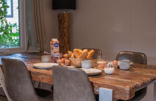 Bosgebied Hoenderloo Ski Chalet | Forest Finest, luxe chalet met HOT TUB mooie overkapping en prachtige tuin met veel privacy