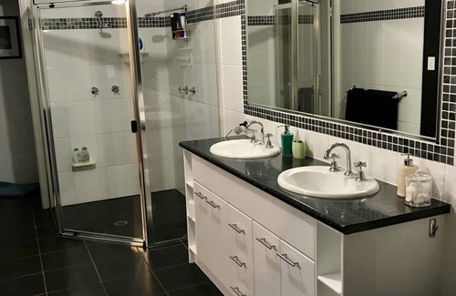 Willow Vale House | Forest Setting, Pool, Cabana, Large bath, Netflix/Foxtel/Wifi, King Size Bed
