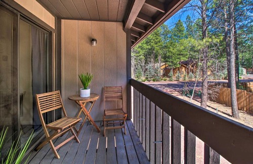 Pinetop Apartment | Forest-View Balcony Pinetop-Lakeside Condo