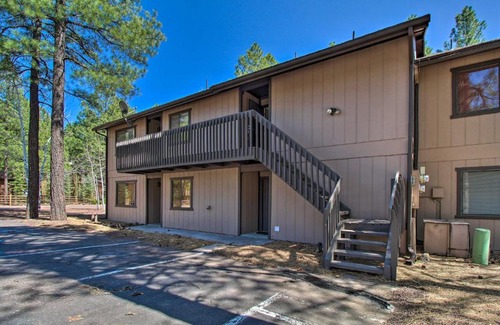 Pinetop Apartment | Forest-View Balcony Pinetop-Lakeside Condo