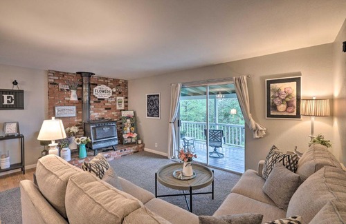Pine Grove House | Forest-View Deck and Fire Pits Pine Grove Retreat!