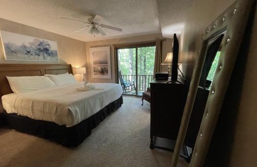Mount Ida Apartment | Forest view, log-sided two bedroom, two bath condo on Lake Ouachita, condo