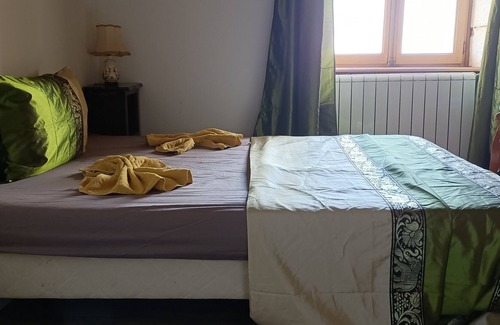 Chenoves Bed & Breakfast | Former winegrower's house in lush greenery