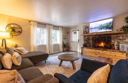Crestline Cabin | Four Bears Cabin - Family Fun - Dog Friendly - Walk to lake!