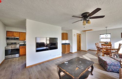 Baraboo House | Four Bedroom house 1 mile from entrance to Devils Lake