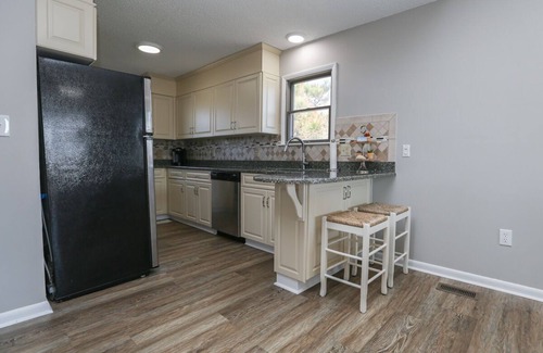 Tuckahoe House | Four Sandy Paws - Charming, home away from home, for you and you four-legged friend!