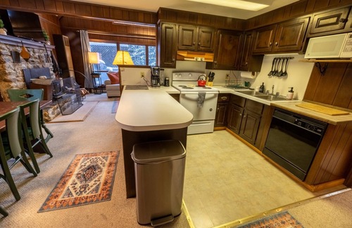 Montgomery Center Ski Chalet | Four-Season Chalet, Hiking, Skiing, 5 Minutes to Jay Peak, Vermont!