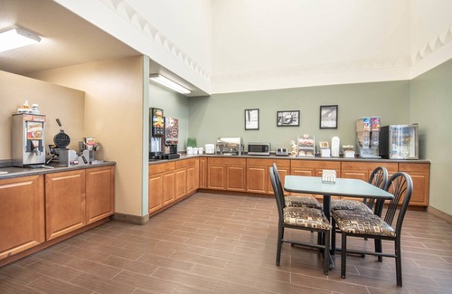 Bottineau Hotel | Four Seasons Inn