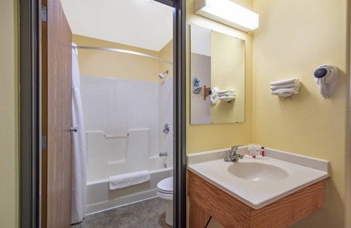 Bottineau Hotel | Four Seasons Inn