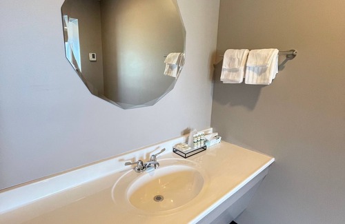 Gallipolis Ferry Hotel | Four Seasons Inn