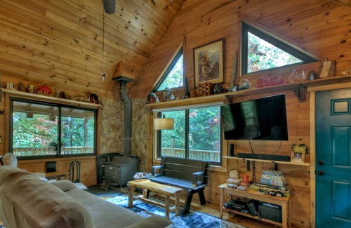 Ridgeline Vistas House | Fox Den Cabin is the perfect mountain cabin that sleeps 4 w/ hot tub & fire pit.
