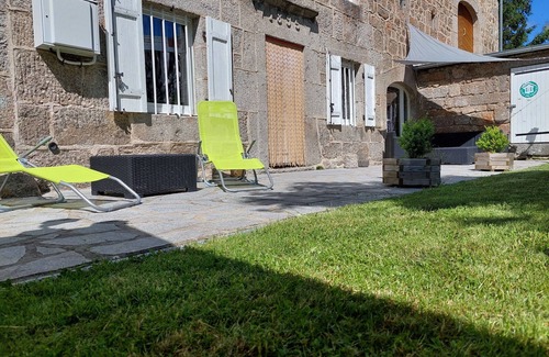 Esplantas Cottage | Charming Restored Mill by River with Terrace, Near Saugues – Sleeps 8