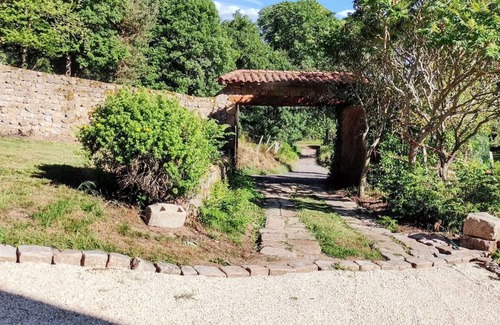 Saint-Hilaire-Cusson-la-Valmitte House | Homerez - House in Saint-Hilaire-Cusson-la-Valmitte