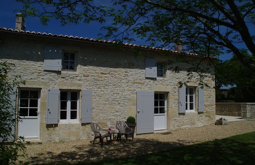 Saint-Hilaire-de-Villefranche House | Spacious Charentais Farmhouse Among Fields Of Sunflowers And Vineyards