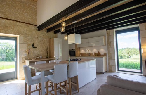 Sorges-et-Ligueux-en-Perigord Cottage | Air-conditioned house with terrace and Wi-Fi, pets allowed, near Périgord Vert