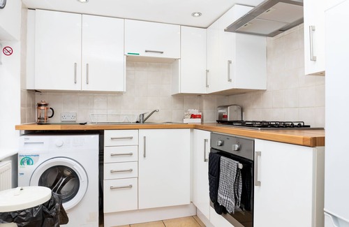 Cheltenham House | Francis House - Cheltenham - 2 Bed Home - Parking