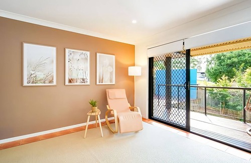 Hyland Park House | Frangipani is a grand 5 bedroom home situated by the water’s edge in the quiet Hyland Park