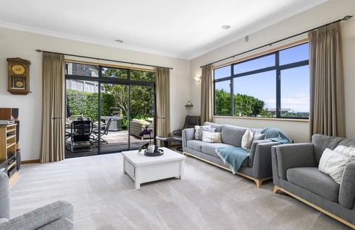 New Plymouth House | Frankleigh Views - New Plymouth Holiday Home