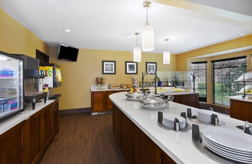 Shelby Township Condo | Free Breakfast Buffet. Pool & Hot Tub Access. Great Location!