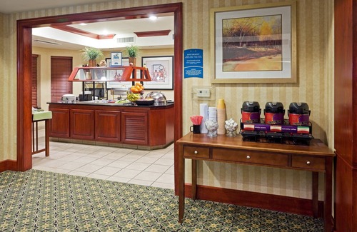 Cranbury Condo | Free Breakfast Buffet. Outdoor Pool. Great for Groups + Only 30 Min from Six Flags!