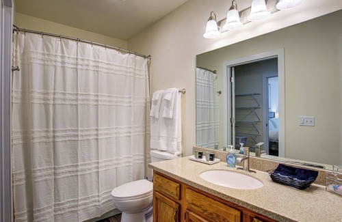 Madison Apartment | Free Covered Parking & Laundry. Dishwasher.