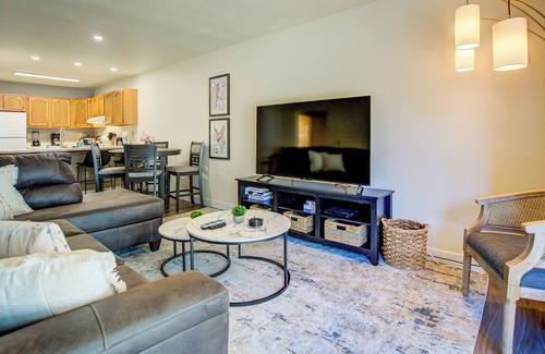 Madison Apartment | Free Covered Parking & Laundry. Dishwasher.