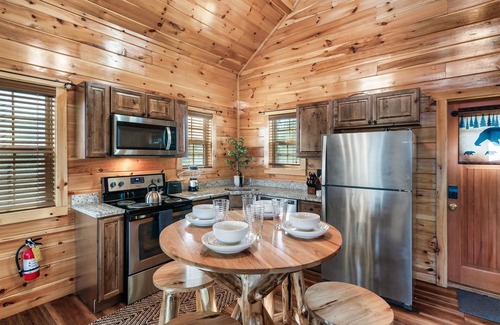Gatlinburg - Pigeon Forge Cabin | Free Dollywood Tix/Treehouse/Dog Friendly/Couples