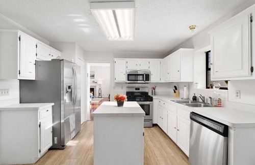 South Creek House | Free Late Check-Out - Comfy King Bed & Big Yard - Near Round Rock Donuts