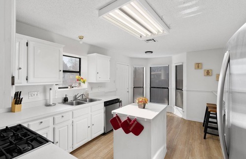 South Creek House | Free Late Check-Out - Comfy King Bed & Big Yard - Near Round Rock Donuts