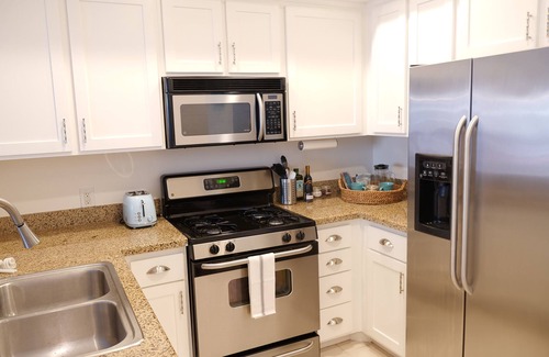 Pacific Terrace Condo | Free Parking & Housekeeping! Beachy Gaslamp Condo