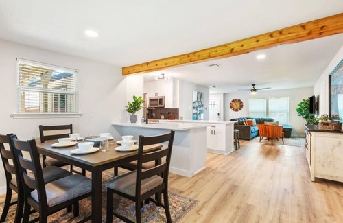 Franklin Park House | Free Parking, Kings Beds, 3 br, South Austin