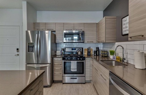 Downtown Salt Lake City Apartment | Free Parking/Pool/Hot Tub/Gym/King Bed/Workspace