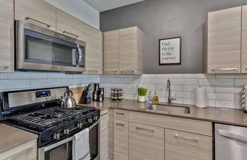 Downtown Salt Lake City Apartment | Free Parking/Pool/Hot Tub/Gym/King Bed/Workspace