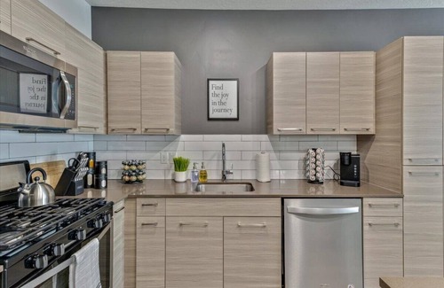 Downtown Salt Lake City Apartment | Free Parking/Pool/Hot Tub/Gym/King Bed/Workspace
